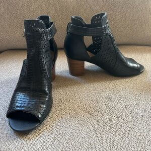 Wear-Ever Black Cutout Ankle Boots Womens Shoes Snakeskin Look & Laser Cut